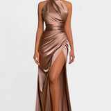 Katarina Vestido Halter con Dramático Corte Lateral