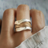 Anillo con hilos de oro y plata
