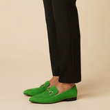 Lily | Mocasines atemporales de ante con pequeño detalle