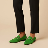 Lily | Mocasines atemporales de ante con pequeño detalle