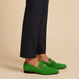 Lily | Mocasines atemporales de ante con pequeño detalle