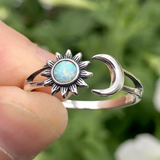 Anillo vintage con sol y luna en ópalo