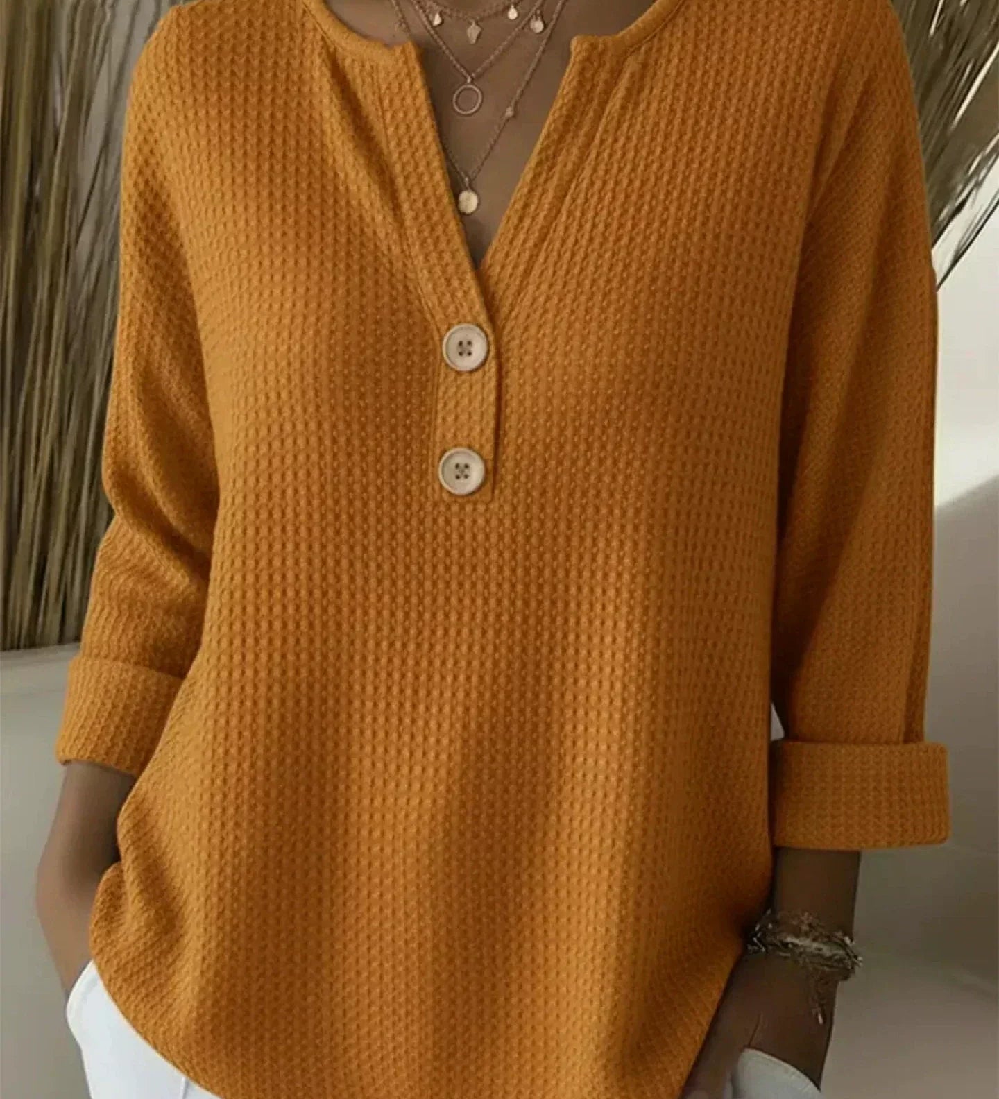 Lucía | Camiseta Henley con pliegues y botones