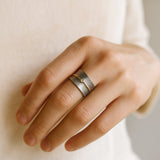 Anillo Vintage Línea Dorada en Zirconio Plata