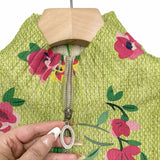 Margot | Chaleco floral rosa sobre fondo verde lima