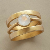 Anillo vintage dorado con piedra de luna grabada