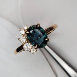 Anillo vintage de cristal azul y zirconio