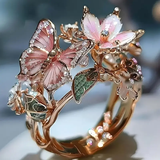 Anillo con circonitas en forma de mariposa luminosa