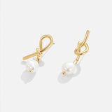 Pendientes de oro con nudos y perla de agua dulce