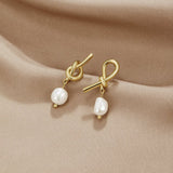 Pendientes de oro con nudos y perla de agua dulce