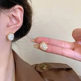 Elegantes pendientes de perla de Carmen
