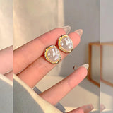 Elegantes pendientes de perla de Carmen