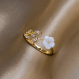Rise - Anillo con flor blanca